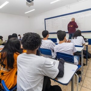 Governador Cláudio Castro autoriza mudança da jornada de trabalho do magistério de 18 para 30 horas semanais