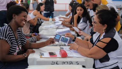 Governo do Rio inicia entrega do Cartão Recomeçar na Baixada Fluminense
