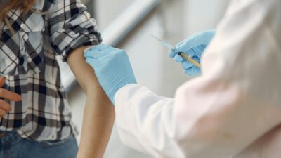 Duque de Caxias aplica  dose única contra o vírus HPV  em meninos e meninas de 9 a 19 anos