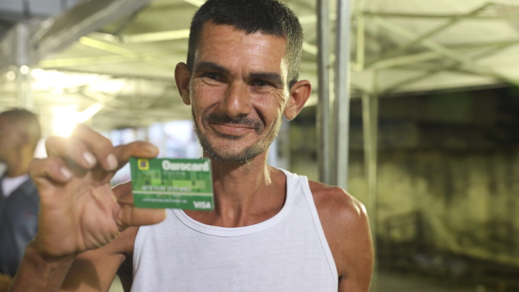 Estado entrega Cartão Recomeçar em  Duque de Caxias, São João de Meriti e Queimados