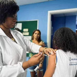 Alunos da rede municipal recebem vacina contra gripe e HPV em Nilópolis