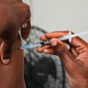 Nilópolis: Vacinação contra a Covid-19 está disponível para pessoas a partir dos 6 meses