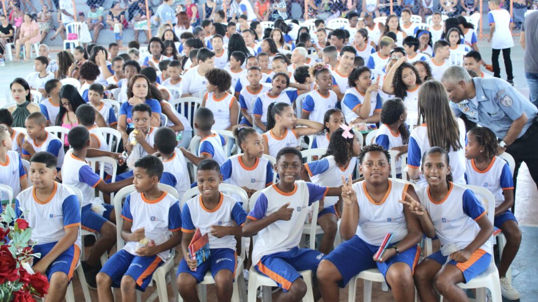 Alunos da rede municipal de Queimados participam de formatura do Proerd