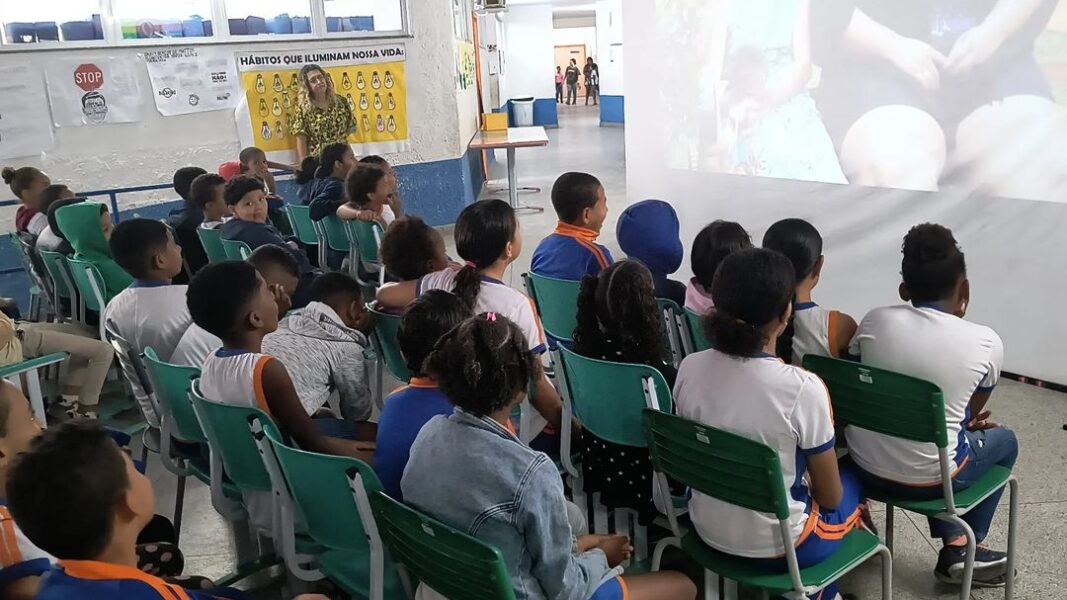 “EncontrArte em Movimento” realiza sessões de cinema nas escolas públicas de Nova Iguaçu