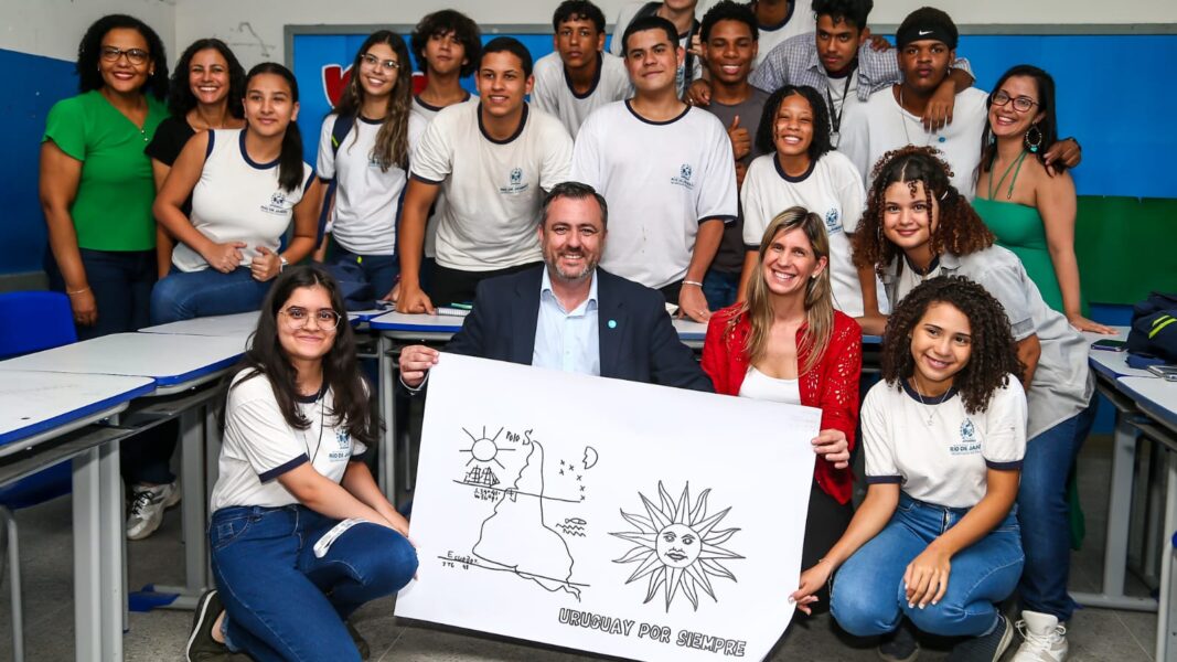 Escola intercultural de Nova Iguaçu recebe a visita de comitiva do Ministério da Educação e Cultura do Uruguai