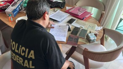 PF encontra celulares em freezer durante operação contra compra de votos na Baixada Fluminense
