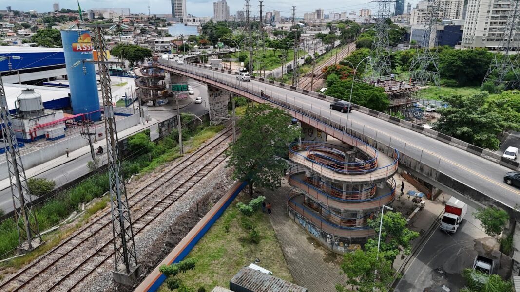 Passarela caracol do Viaduto Dom Adriano Hipólito passa por obras de manutenção