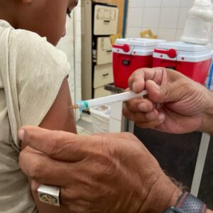 Segunda dose da vacina contra a dengue está disponível para público de 10 a 14 anos em Duque de Caxias