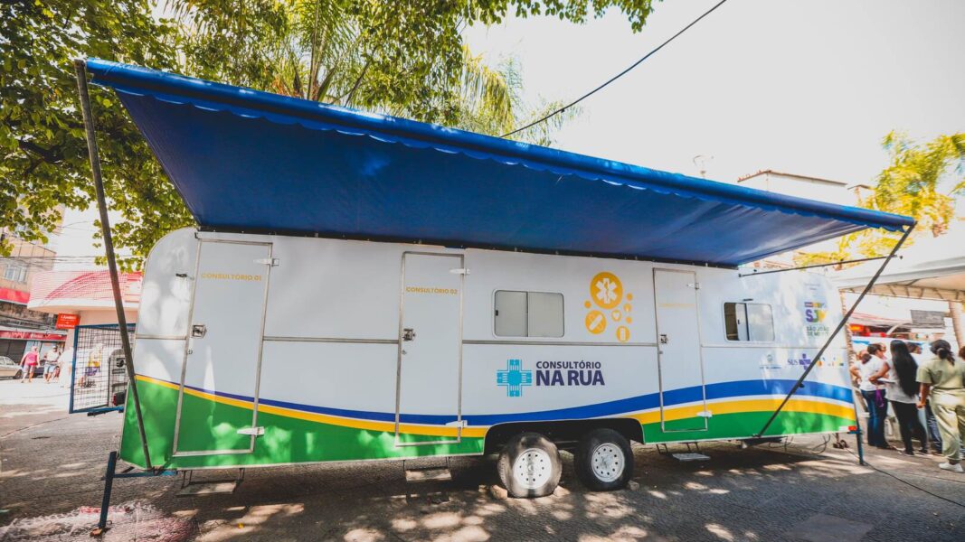 Prefeitura de São João de Meriti entrega trailer do Consultório na Rua na Praça da Matriz