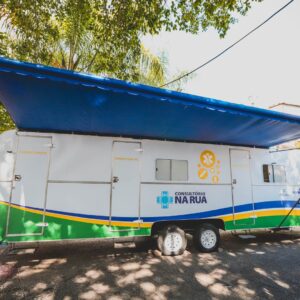 Prefeitura de São João de Meriti entrega trailer do Consultório na Rua na Praça da Matriz