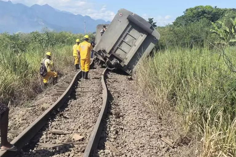 Trem do ramal Guapimirim descarrila em Magé após calor extremo dilatar trilhos