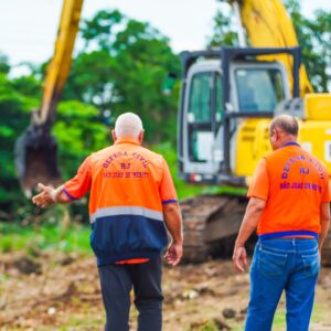 Governo do Estado e Prefeitura de Meriti realizam limpeza do Rio Sarapuí no Jardim Metrópole