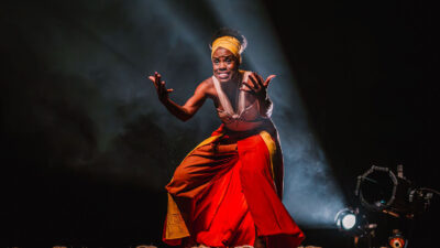 Espetáculo “Orúkọ” traz à cena a ancestralidade, o apagamento histórico e o direito de existir com voz, nome e história