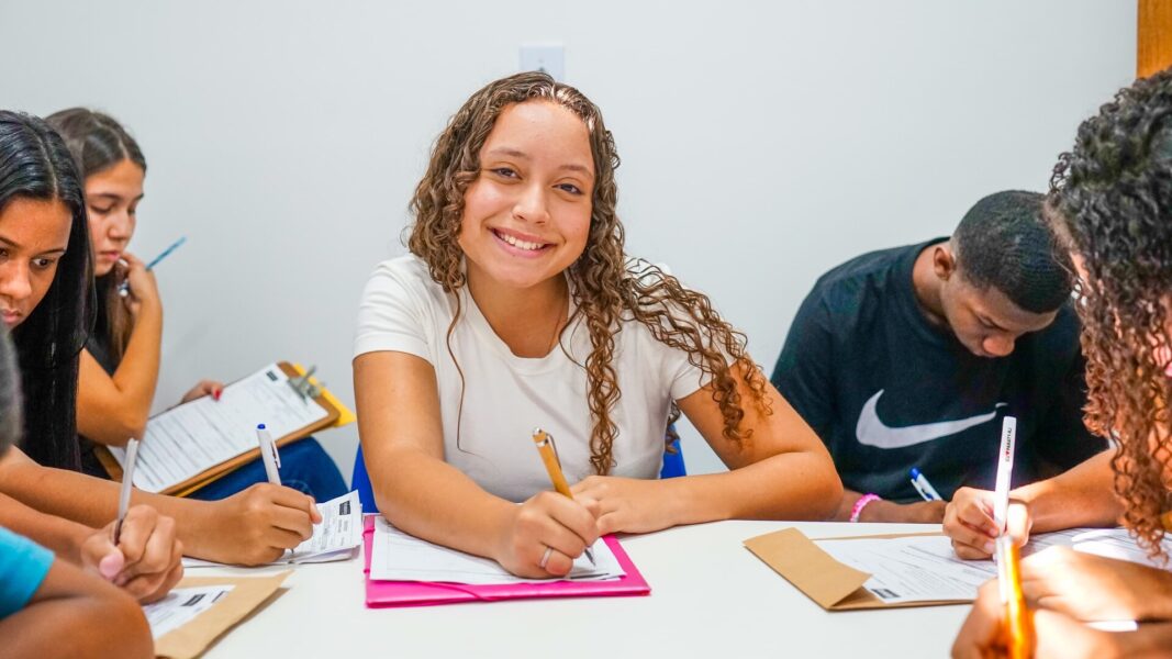 Supermercados Vianense contrata jovens aprendizes em São João de Meriti