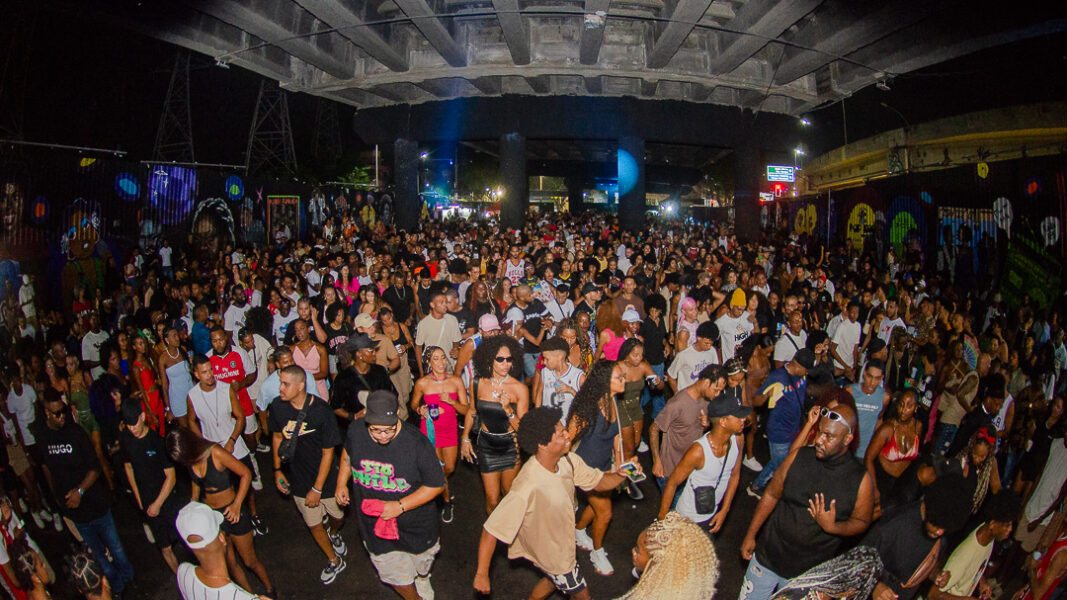 Baile Charme do Viaduto de Madureira comemora aniversário abrindo show da cantora Iza na Praça Mauá