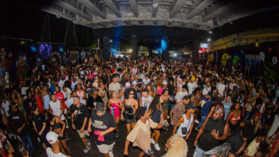Baile Charme do Viaduto de Madureira comemora aniversário abrindo show da cantora Iza na Praça Mauá