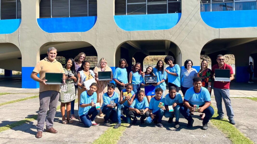 CIEP de São João de Meriti recebe laboratório de informática após destaque em olimpíada nacional de educação financeira
