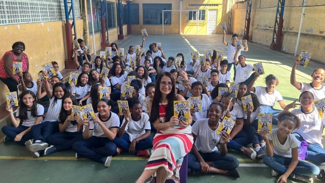 Diretora e escritora da Baixada Fluminense lança novo livro na Bienal do Rio 2025