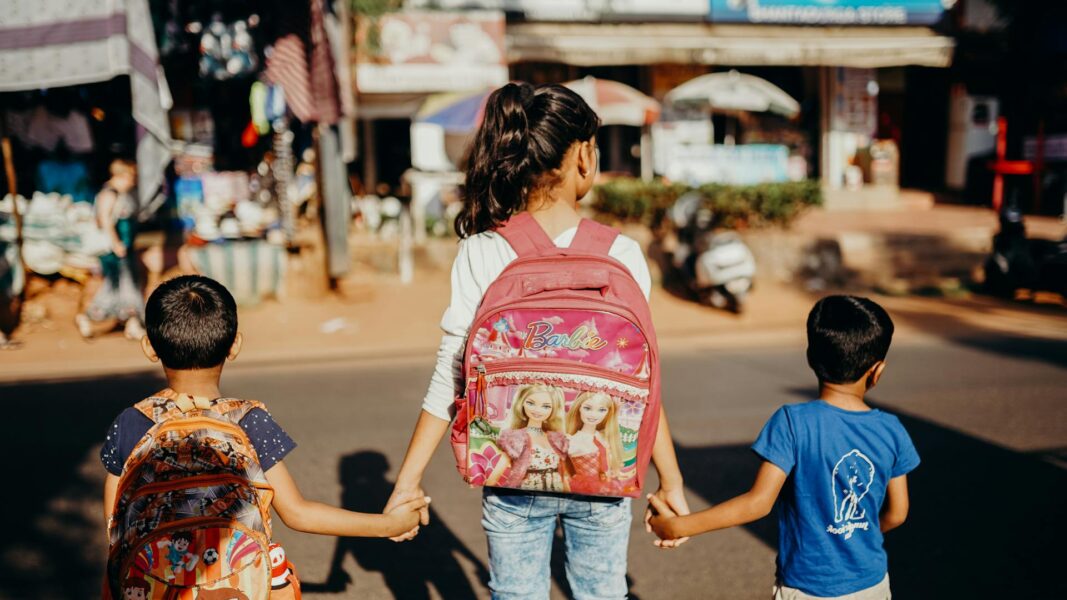 Quase metade dos alunos da rede pública do Grande Rio estuda sob o domínio de grupos armados, aponta relatório