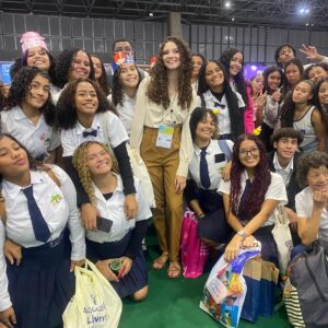 Jovem escritora de Magé lança livro na Bienal do Livro Rio 2025 e emociona escola e leitores