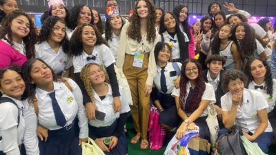 Jovem escritora de Magé lança livro na Bienal do Livro Rio 2025 e emociona escola e leitores