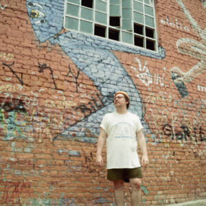 Cria da Baixada, JOVA une groove retrô e rock alternativo na dançante “Happy End”