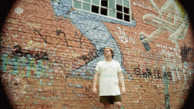 Cria da Baixada, JOVA une groove retrô e rock alternativo na dançante “Happy End”