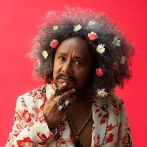 Chico César traz show comemorativo aos 30 anos do disco “Aos Vivos” para Duque de Caxias