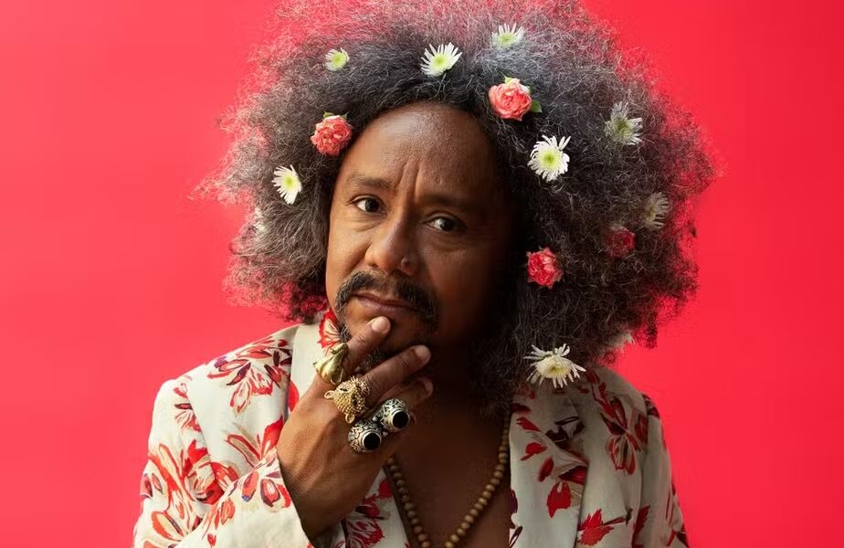 Chico César traz show comemorativo aos 30 anos do disco “Aos Vivos” para Duque de Caxias