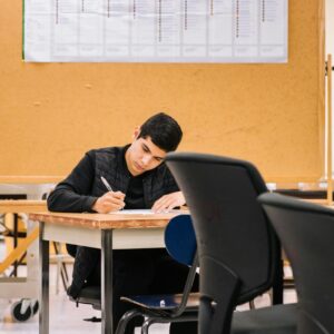 UFRJ oferece semestralmente vagas em cursos a distância pelo Vestibular CEDERJ