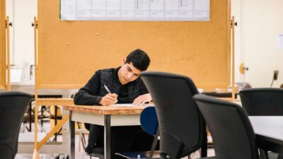 UFRJ oferece semestralmente vagas em cursos a distância pelo Vestibular CEDERJ