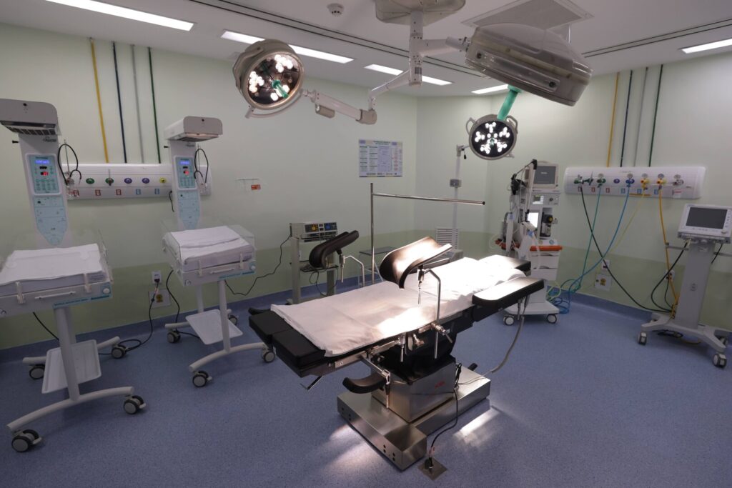 Sala de parto da nova Maternidade Municipal de São João de Meriti, equipada para garantir atendimento seguro e humanizado a gestantes e recém-nascidos. Foto: Rafael Campos