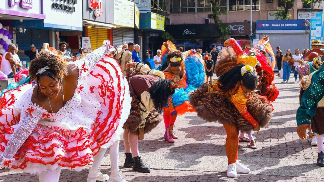 Apresentação na Praça de Cabuçu narra tradição junina e memória de enfrentamento ao Alzheimer através das festas de São João