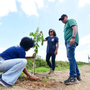 Nova Iguaçu planta 50 mudas de espécies nativas da Mata Atlântica às margens do Rio Cabenga