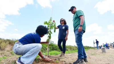 Nova Iguaçu planta 50 mudas de espécies nativas da Mata Atlântica às margens do Rio Cabenga