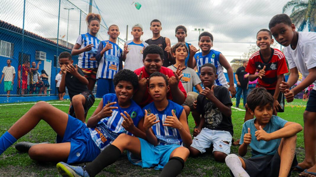 Praça Abelardo Silva é reinaugurada em Nilópolis com campo de grama sintética e programação esportiva