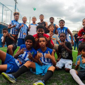 Praça Abelardo Silva é reinaugurada em Nilópolis com campo de grama sintética e programação esportiva