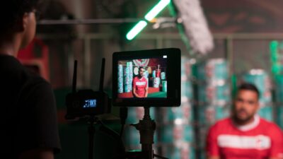 Documentário sobre escolas de samba da Baixada Fluminense gera expectativa entre alunos de audiovisual de Nova Iguaçu