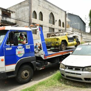 Prefeitura de Nova Iguaçu retira cerca de mil veículos abandonados e sucatas das ruas