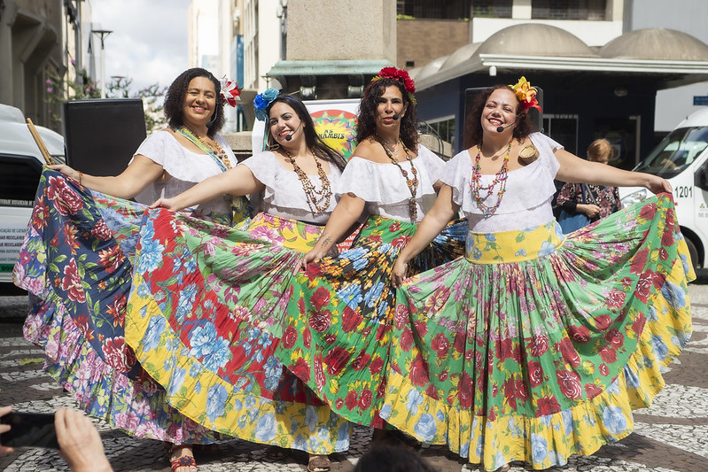 Espetáculo “O Coco que vira cocada, vira roda” se apresenta na Praça da Vitória, em Nova Iguaçu