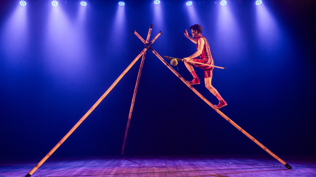 Espetáculo infantil VARETA mistura palhaçaria e acrobacias com bambus gigantes em Nova Iguaçu neste domingo