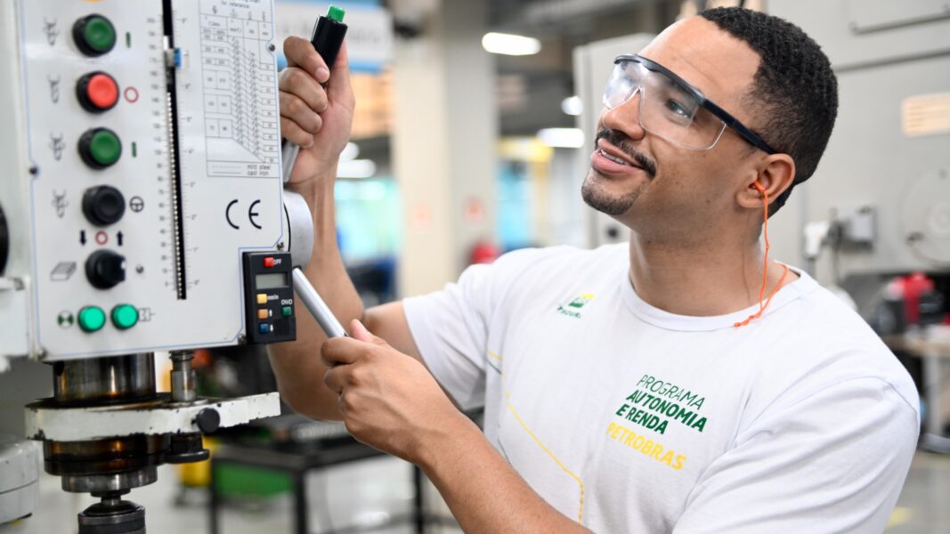 Programa Autonomia e Renda Petrobras oferece 240 em cursos gratuitos, em parceria com a Firjan SENAI SESI, no Rio de Janeiro