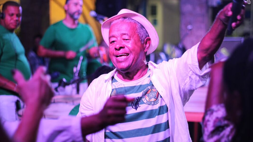 Tiãozinho da Mocidade encerra turnê de 60 anos de carreira com show no SESC Duque de Caxias