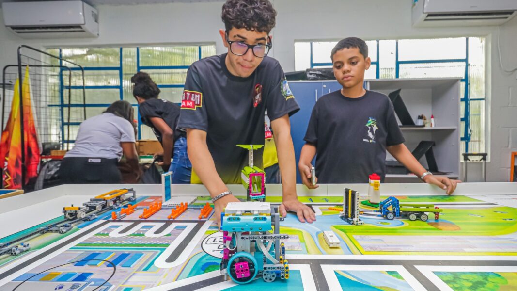 Equipes formadas por alunos de escolas estaduais de Nova Iguaçu disputam torneios de robótica
