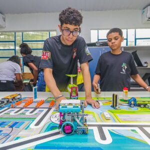 Equipes formadas por alunos de escolas estaduais de Nova Iguaçu disputam torneios de robótica