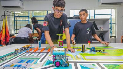 Equipes formadas por alunos de escolas estaduais de Nova Iguaçu disputam torneios de robótica
