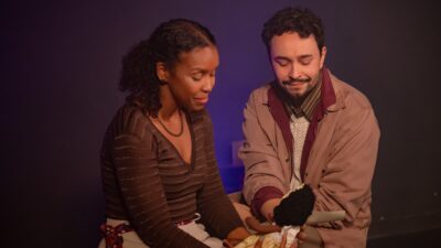 Espetáculo “Carta aos Vagalumes” aposta na delicadeza para falar de afeto e perdão