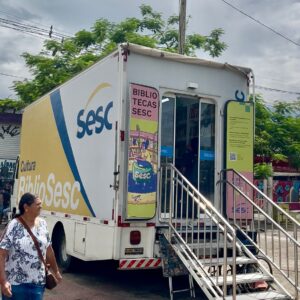 Parceria entre Prefeitura de Nova Iguaçu e SESC traz biblioteca móvel à cidade