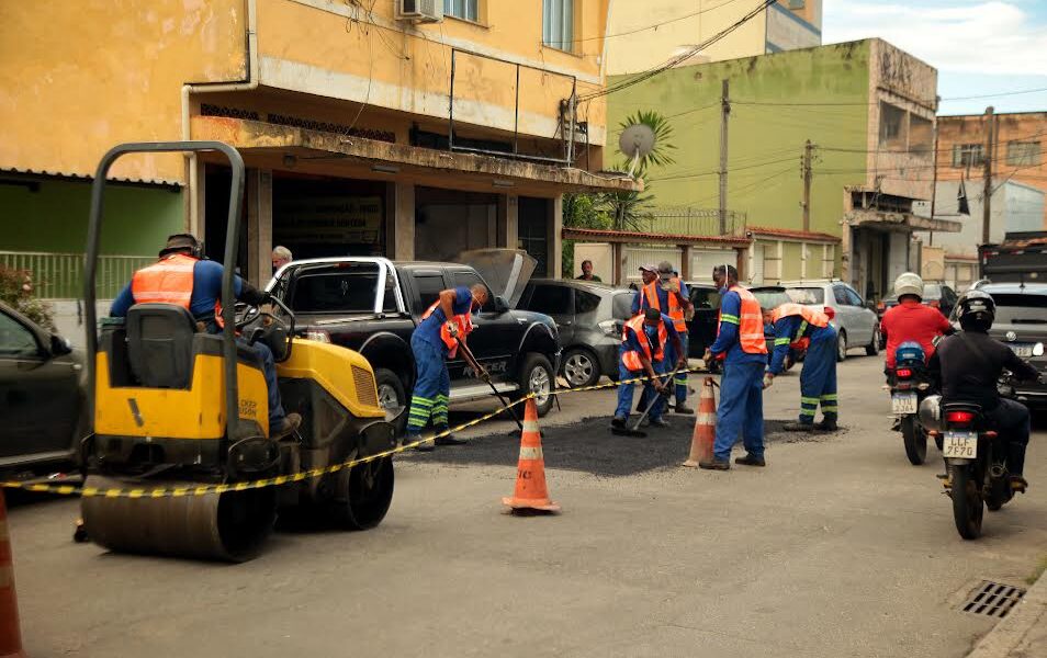 Prefeitura de Nova Iguaçu mantém operação tapa-buraco em vias de grande circulação