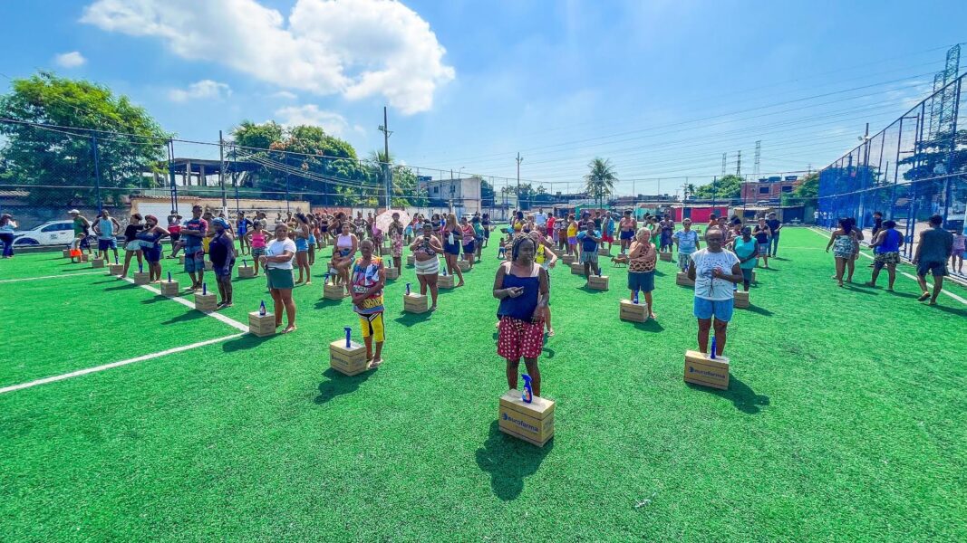 Moradores do Parque Analândia recebem doações de parceria entre Prefeitura de Meriti e a CUFA